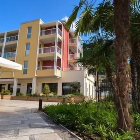 Отель Bisesti ***s 3*