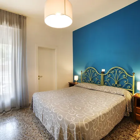 Otel Bisesti ***s Garda (Verona)